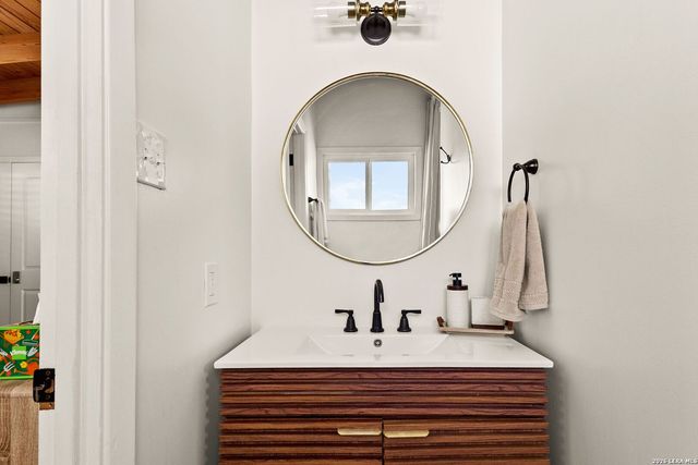 951 Hill Top, Canyon Lake, TX 78133