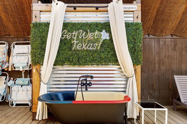 951 Hill Top, Canyon Lake, TX 78133