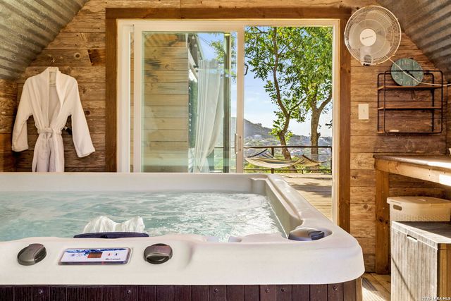 951 Hill Top, Canyon Lake, TX 78133