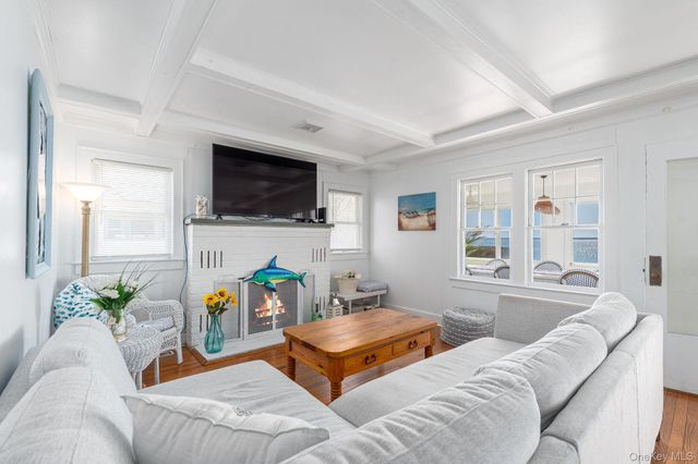 1400 Peconic Bay Boulevard, Jamesport, NY 11947
