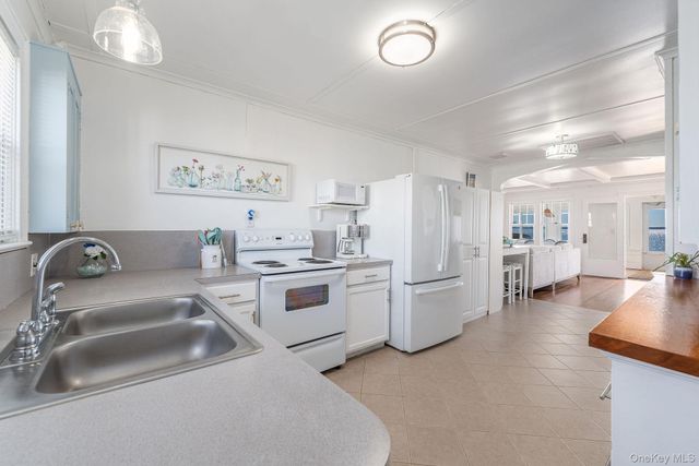 1400 Peconic Bay Boulevard, Jamesport, NY 11947