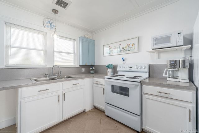 1400 Peconic Bay Boulevard, Jamesport, NY 11947