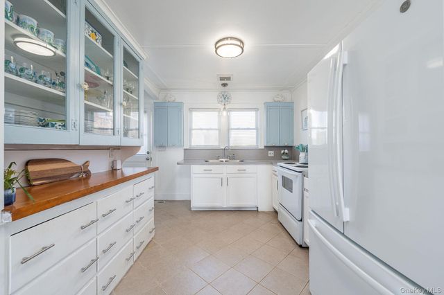 1400 Peconic Bay Boulevard, Jamesport, NY 11947