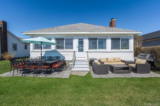 1400 Peconic Bay Boulevard, Jamesport, NY 11947