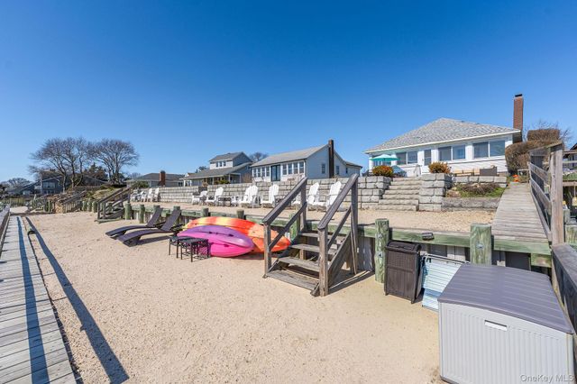 1400 Peconic Bay Boulevard, Jamesport, NY 11947