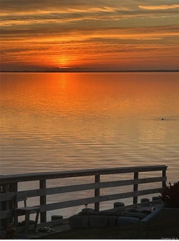 1400 Peconic Bay Boulevard, Jamesport, NY 11947