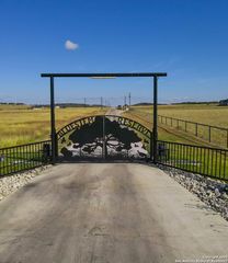1271 Branch Rd, Geronimo, TX 78155