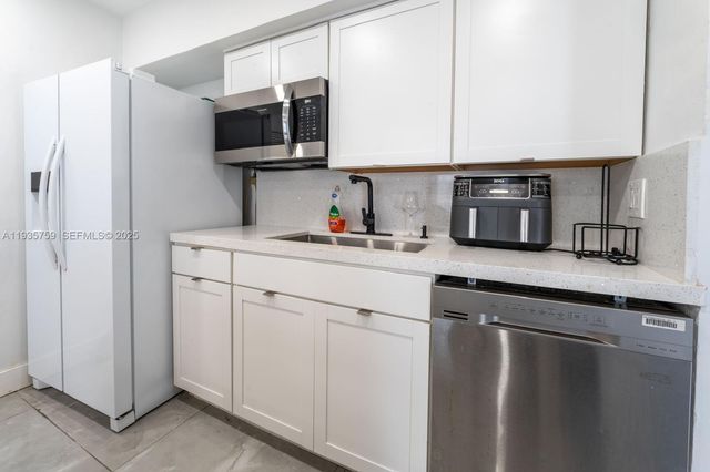 711 85th St, Miami Beach, FL 33141