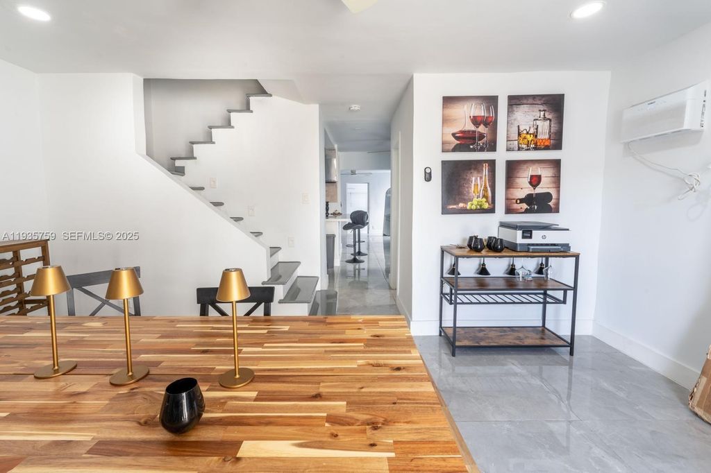 711 85th St, Miami Beach, FL 33141