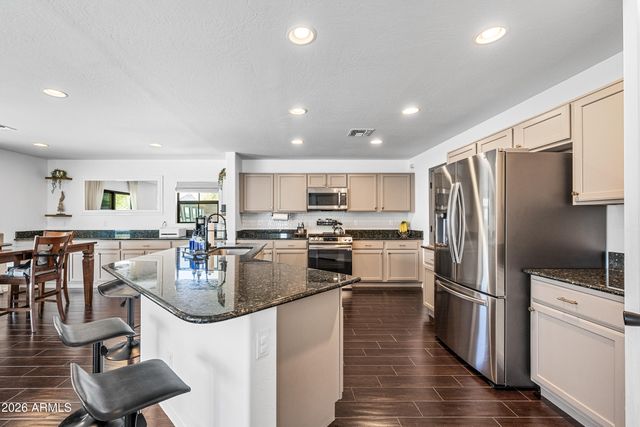 3905 W KIRKLAND Avenue, San Tan Valley, AZ 85144