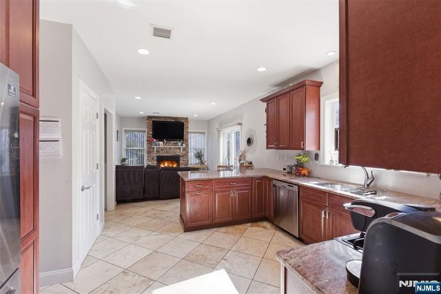 34 Tobyhanna Trail, Hopatcong, NJ 07843