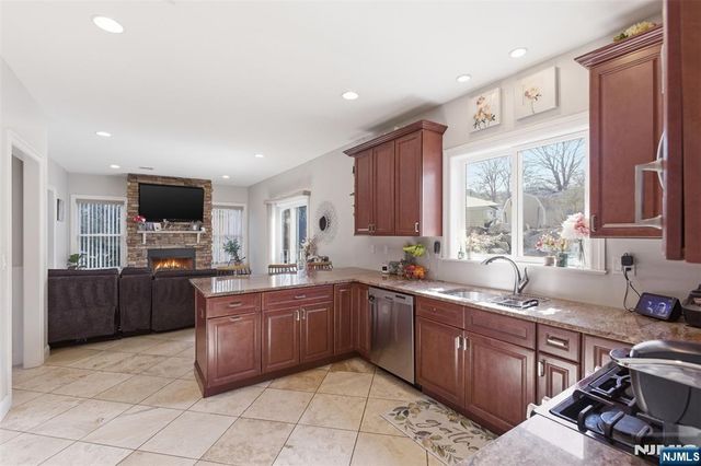 34 Tobyhanna Trail, Hopatcong, NJ 07843