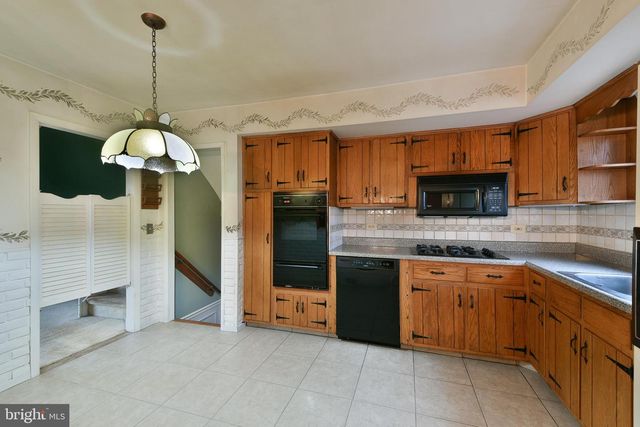 982 MUELLER RD, Warminster, PA 18974