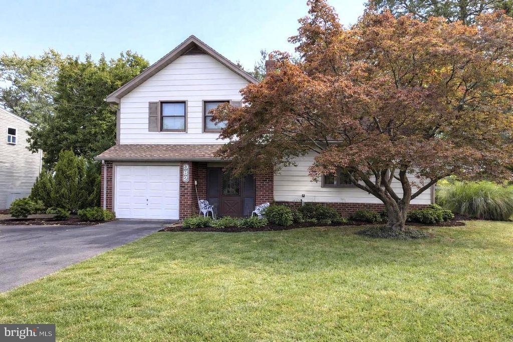 982 MUELLER RD, Warminster, PA 18974