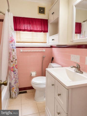 203 BAILEY AVE, Maple Shade, NJ 08052