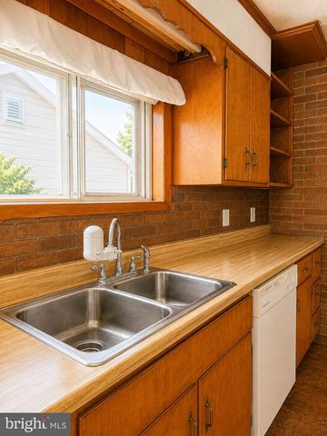 203 BAILEY AVE, Maple Shade, NJ 08052