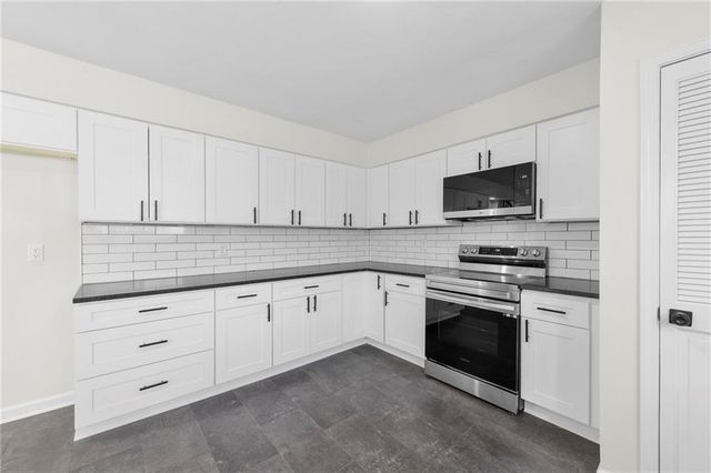 14417 S Locust Street, Olathe, KS 66062