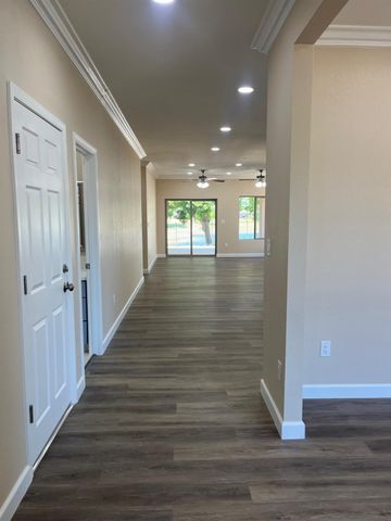 8230 Lake Shore Dr, Chowchilla, CA 93610