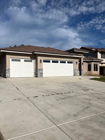 8230 Lake Shore Dr, Chowchilla, CA 93610