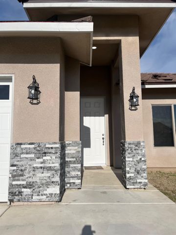 8230 Lake Shore Dr, Chowchilla, CA 93610