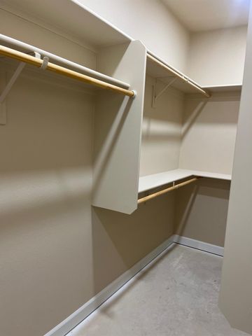 8230 Lake Shore Dr, Chowchilla, CA 93610