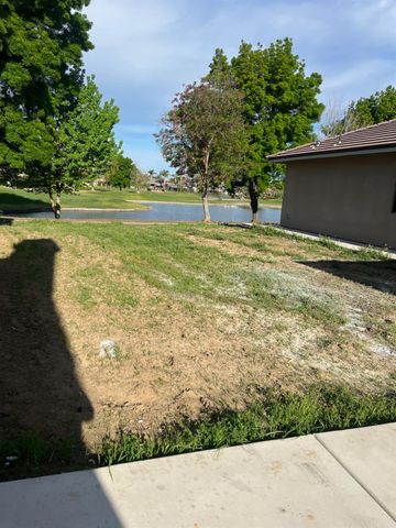 8230 Lake Shore Dr, Chowchilla, CA 93610