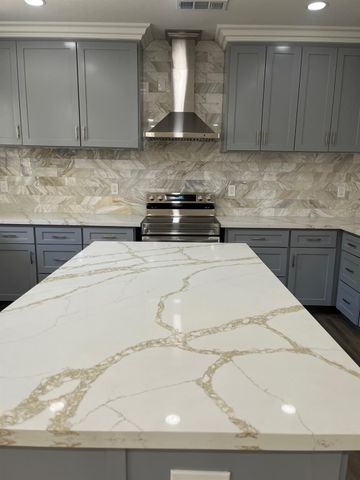 8230 Lake Shore Dr, Chowchilla, CA 93610