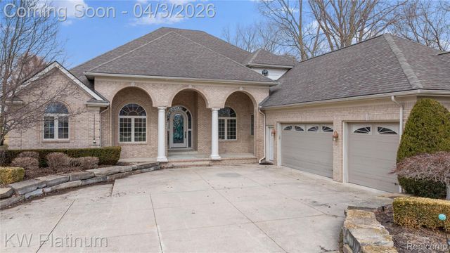 48877 Point Lakeview Drive, Chesterfield Township, MI 48047