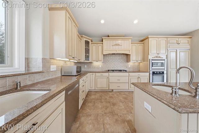 48877 Point Lakeview Drive, Chesterfield Township, MI 48047