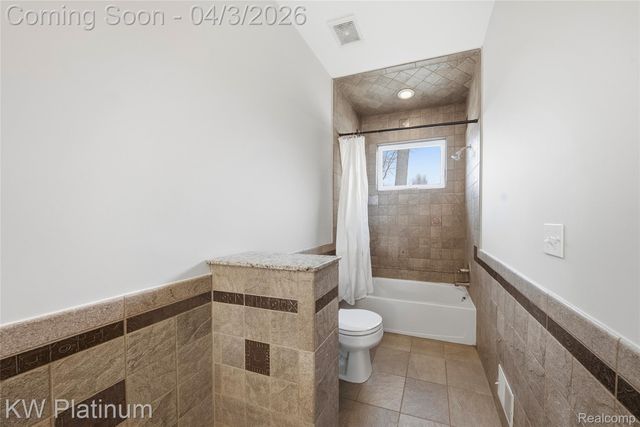 48877 Point Lakeview Drive, Chesterfield Township, MI 48047