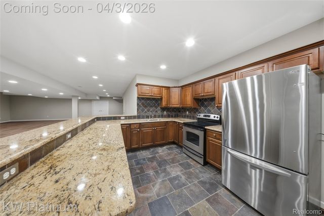 48877 Point Lakeview Drive, Chesterfield Township, MI 48047