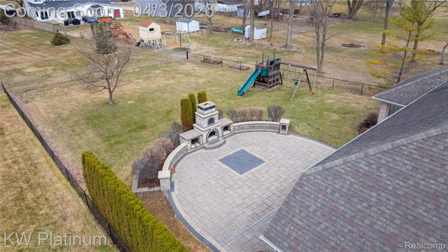 48877 Point Lakeview Drive, Chesterfield Township, MI 48047