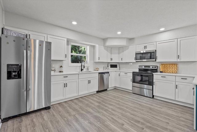 802 18th Avenue N, Texas City, TX 77590