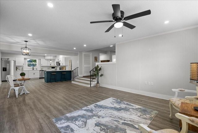 802 18th Avenue N, Texas City, TX 77590