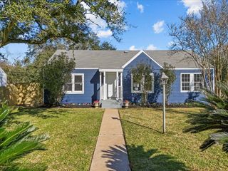 802 18th Avenue N, Texas City, TX 77590