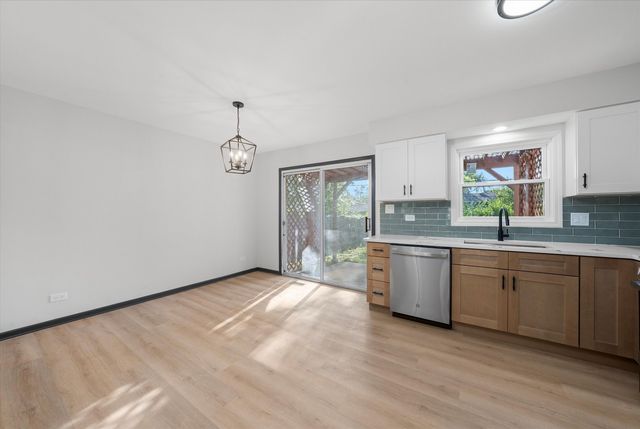 8040 Geneva Street, Woodridge, IL 60517