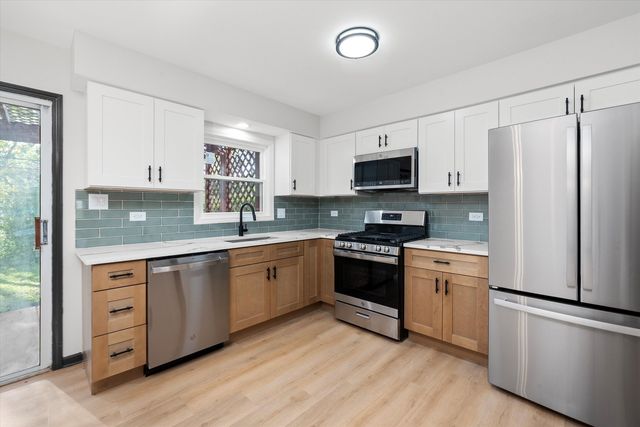 8040 Geneva Street, Woodridge, IL 60517