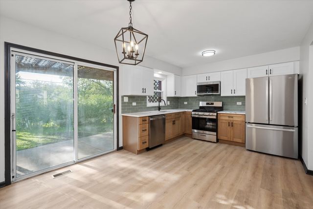 8040 Geneva Street, Woodridge, IL 60517