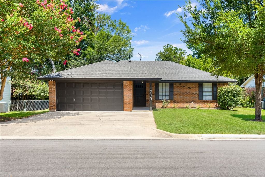 1803 South Park Street, Brenham, TX 77833 — exterior