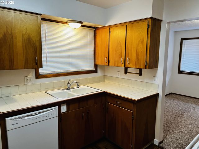 4134 Se WASHINGTON St, Milwaukie, OR 97222