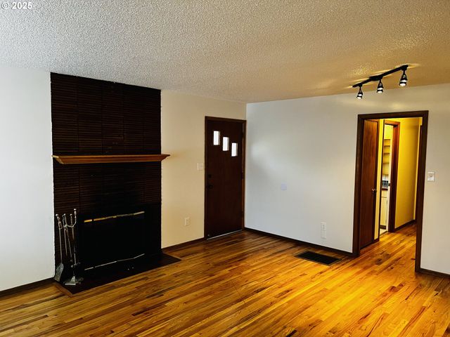 4134 Se WASHINGTON St, Milwaukie, OR 97222