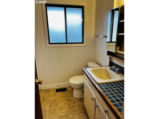 4134 Se WASHINGTON St, Milwaukie, OR 97222