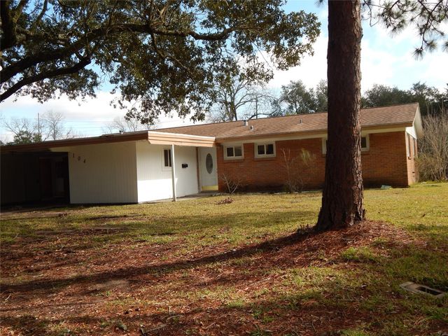 104 Crestview Drive, Hitchcock, TX 77563