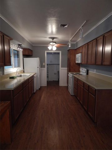 104 Crestview Drive, Hitchcock, TX 77563