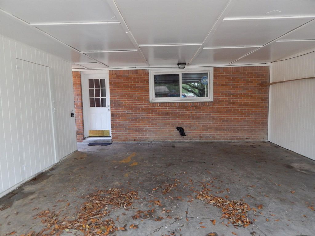 104 Crestview Drive, Hitchcock, TX 77563