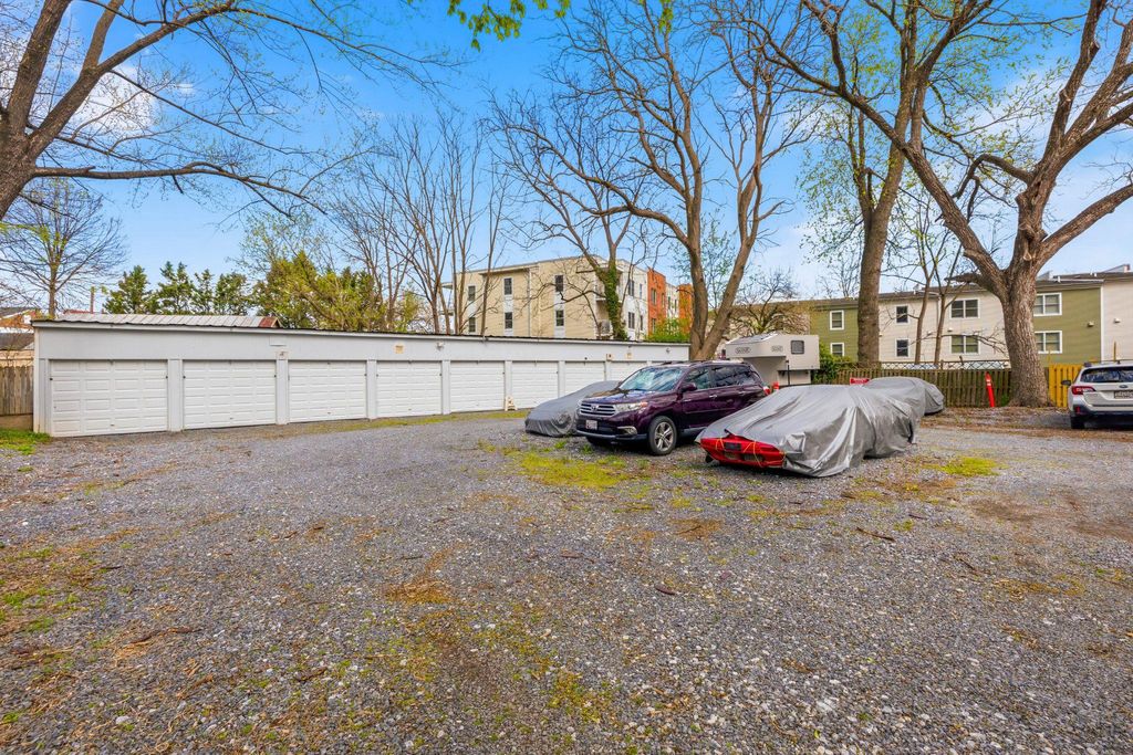 Image 3 of property listing at 465 W SOUTH ST, Frederick, MD 21701