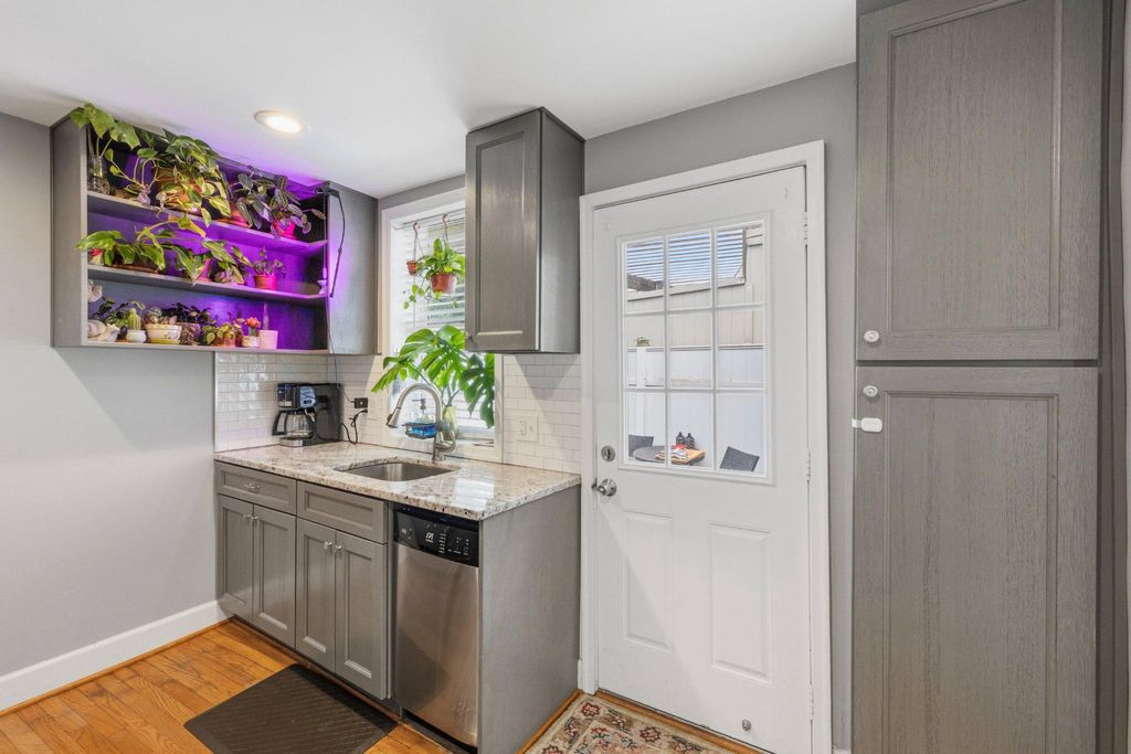 Image 8 of property listing at 465 W SOUTH ST, Frederick, MD 21701