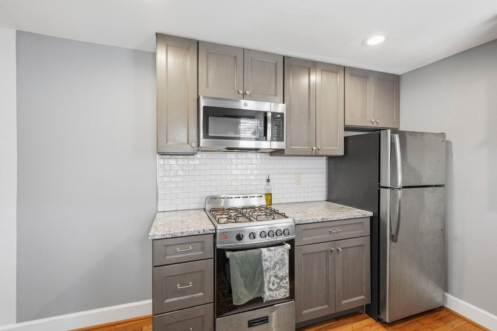 Image 9 of property listing at 465 W SOUTH ST, Frederick, MD 21701