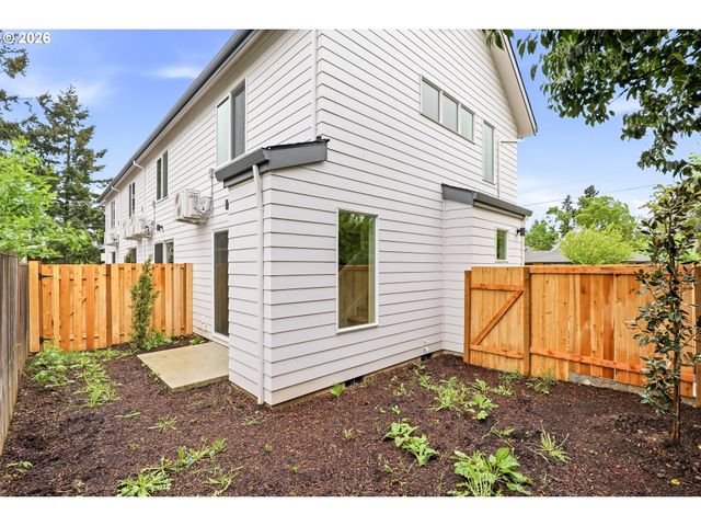 6790 Se INSLEY St 1, Portland, OR 97206
