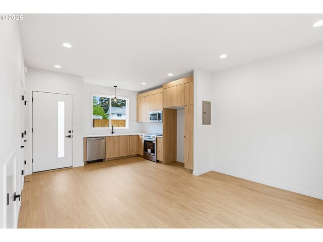 6790 Se INSLEY St 1, Portland, OR 97206